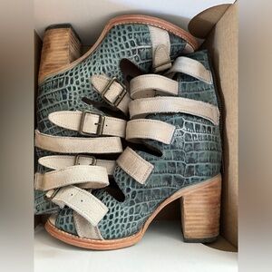 Turquoise Croco Freebird Bonds Size 7